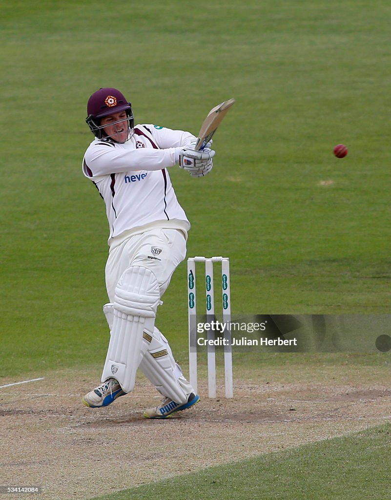 Gloucestershire v Northamptonshire - Specsavers County Championship: Division Two