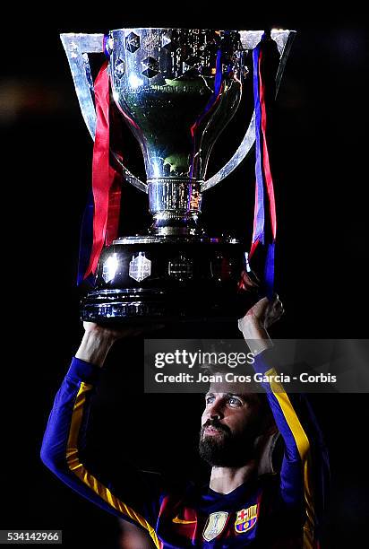 Gerard Piqué of F.C.Barcelona, lifting up the Cup during the Spanish League and "Copa del Rey" trophys celebration, May 23, 2016 in Barcelona, Spain.