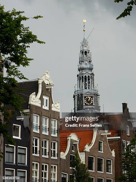 old dutch canal houses in amsterdam, netherlands - amsterdam gracht stockfoto's en -beelden