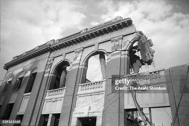 The Norinchuo Bank Hiroshima Office is seen damaged by the atomic bomb circa August, 1945 in Hiroshima, Japan. The world's first atomic bomb was...