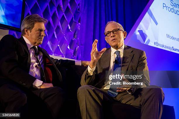 Rick Goings, chairman and chief executive officer of Tupperware Brands Corp., left, listens as Fred Hochberg, chairman and president of the...