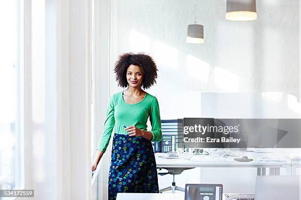 honest portrait o a business woman. - green skirt fotografías e imágenes de stock