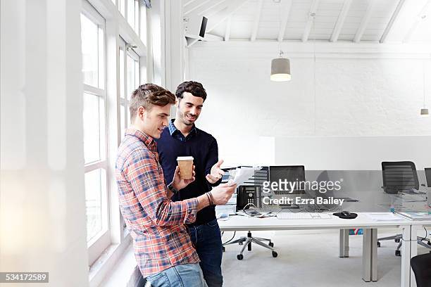 two creative people chatting in modern office - escritório tecnologia olhar em frente imagens e fotografias de stock