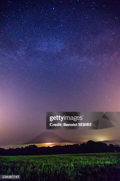 milky way and mount yotei - mount yotei stock pictures, royalty-free photos & images