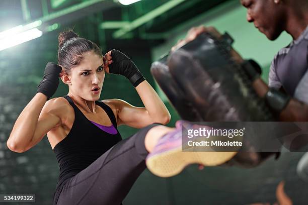 el hábito de persistencia es la costumbre de la victoria - mixed martial arts fotografías e imágenes de stock