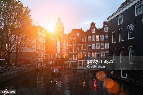 red light district in amsterdam at sunset - amsterdam-red-light-district-photos stockfoto's en -beelden