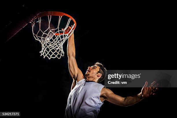 basketball player dunking - basketball net stockfoto's en -beelden