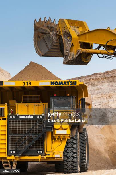 hydraulic shovel filling dump truck in open phosphate mine - phosphate stockfoto's en -beelden