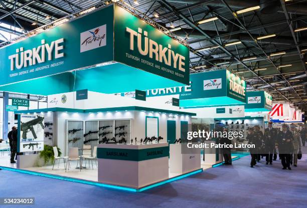 weapon stand mke from turkey at arms trad fair eurosatory. - waffen vitrine stock-fotos und bilder