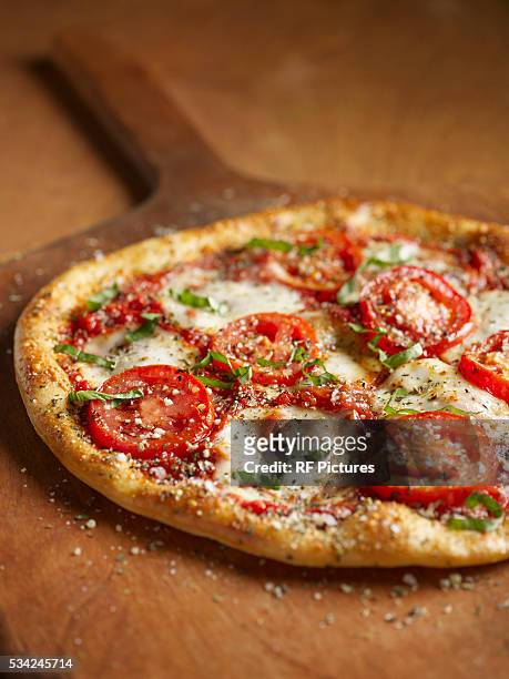 fresh pizza ready to eat - pizza fotografías e imágenes de stock