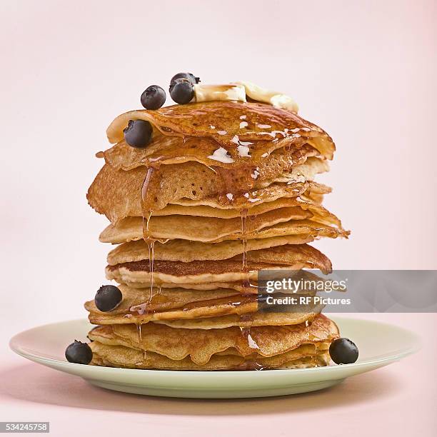 stack of pancakes - pannenkoek stockfoto's en -beelden