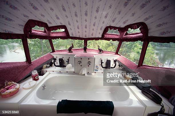 Large bathtub has been installed in the former cockpit of a converted Boeing 727. Rather than buying a mobile home, Jo Ann Ussery purchased an old...