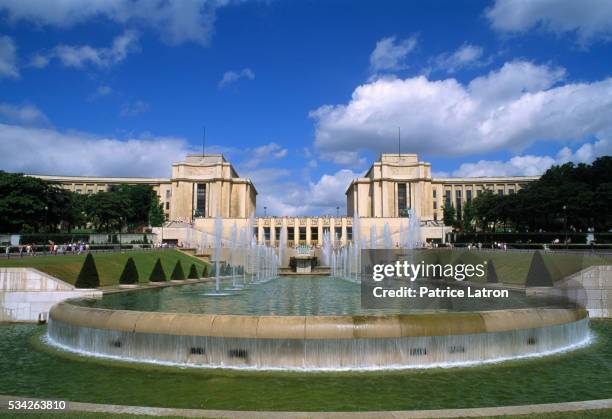 trocadero fountains - palais de chaillot stock pictures, royalty-free photos & images