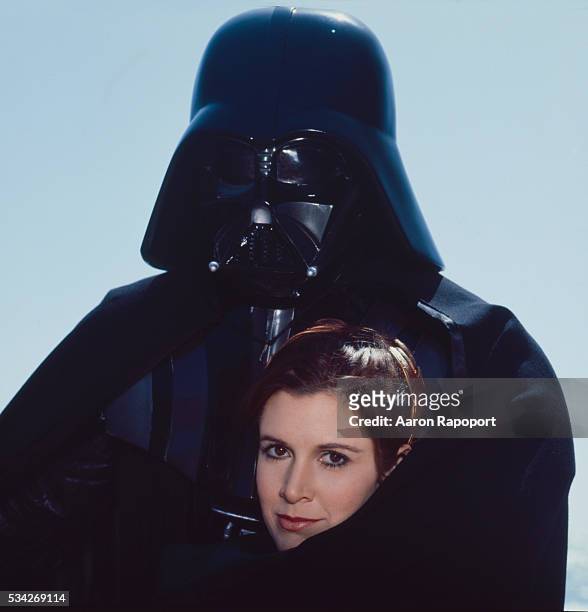 Darth Vadar and Princess Leia, on the beach in Northern California... Fotografía de noticias - Getty
