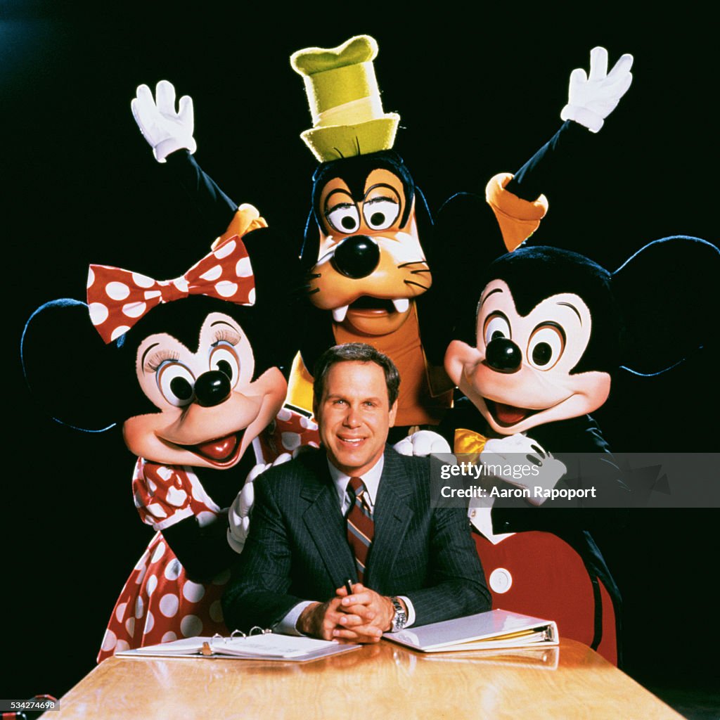 Michael Eisner with Minnie Mouse, Mickey Mouse and Pluto Foto ...