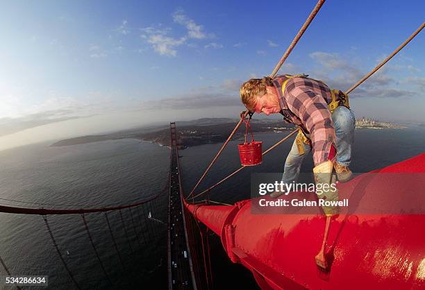 painting the golden gate bridge - golden gate bridge stockfoto's en -beelden