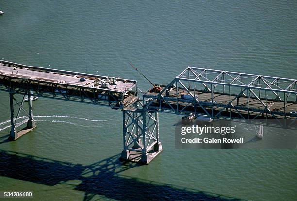 oakland-san francisco bay bridge after earthquake - loma prieta earthquake stockfoto's en -beelden