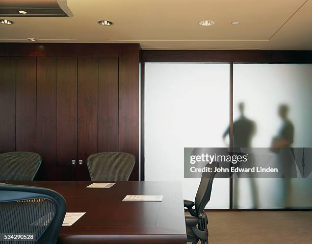 conference room with frosted glass wall - verre dépoli photos et images de collection
