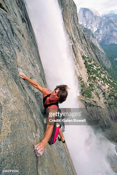 free climbing next to yosemite falls - escalada libre fotografías e imágenes de stock