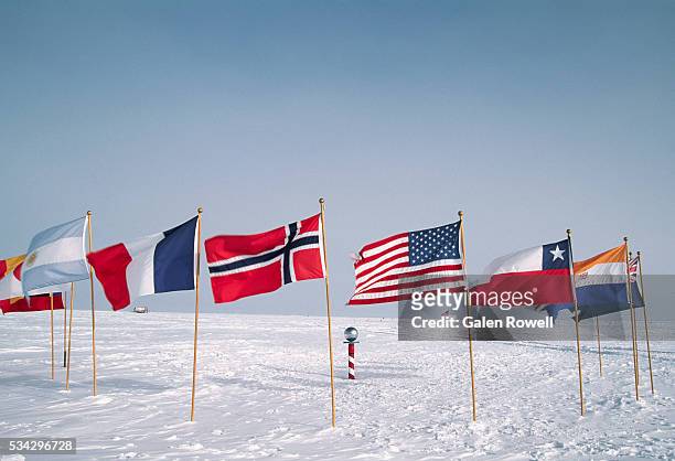flags at the ceremonial south pole - pólo sul - fotografias e filmes do acervo
