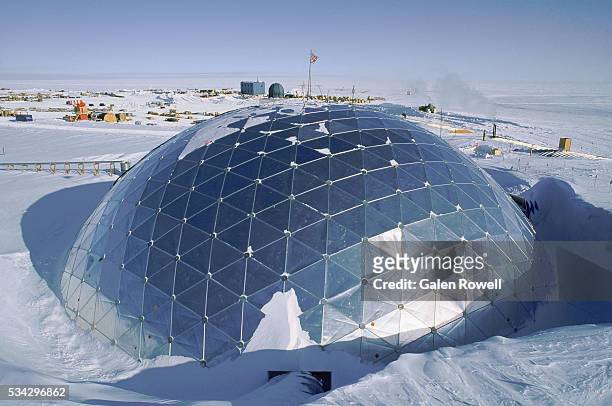 geodesic dome of the united states south pole base - geodetisk kupol bildbanksfoton och bilder