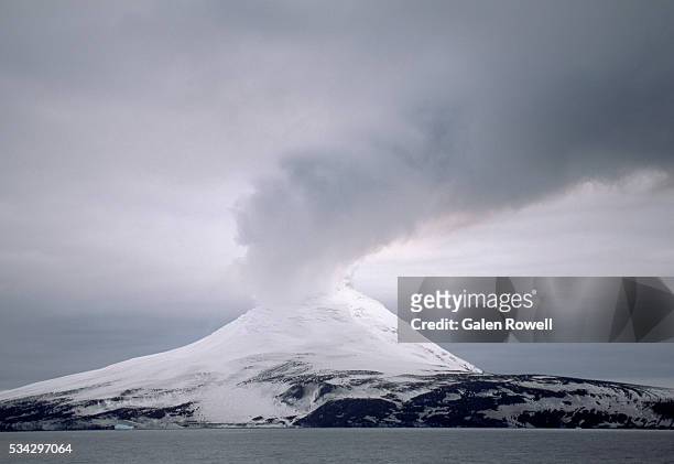 active volcano on saunders island - inselgruppe south sandwich islands stock-fotos und bilder
