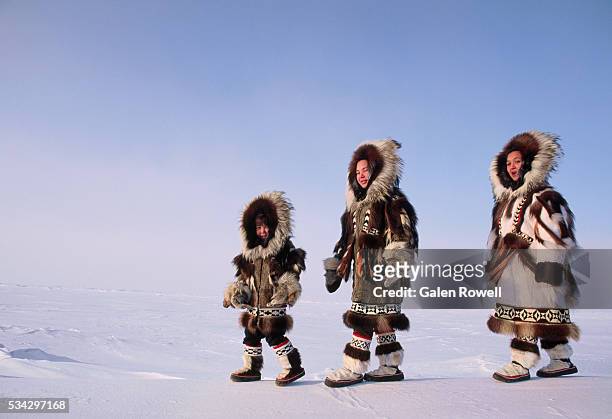 inuit children in winter furs - inuit foto e immagini stock