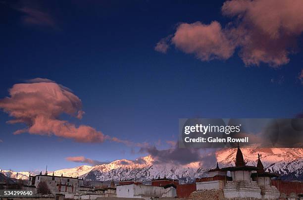 lo manthang and surrounding mountains, nepal - lo manthang 個照片及圖片檔