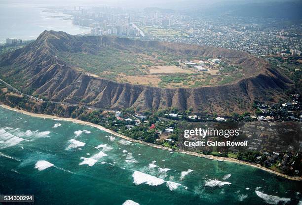 aerial view of diamond head crater - 鑽石山 個��照片及圖片檔