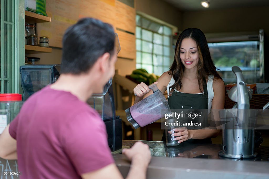 Frau verkauft Smoothies