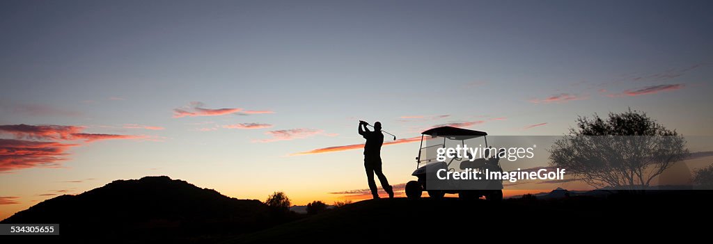 Männliche Kaukasier Golfspieler schwingen Golf Club mit Golfwagen