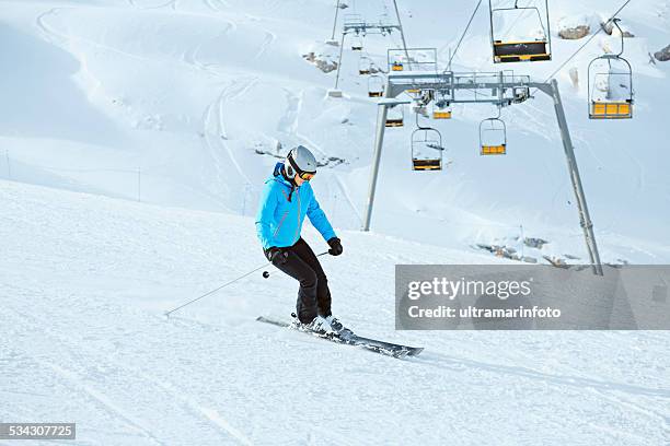 teenager mädchen schnee ski alpin auf sonnigen ski-resorts - cortina stock-fotos und bilder