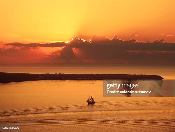 gold sonnenuntergang blick auf santorin, griechenland - romantische stimmung stock-fotos und bilder