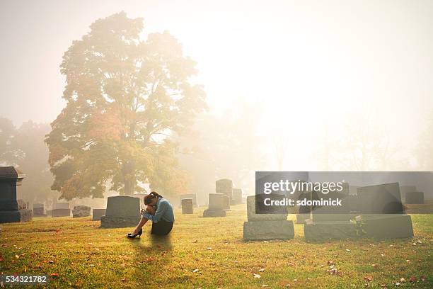 früher trauer - cemetery stock-fotos und bilder