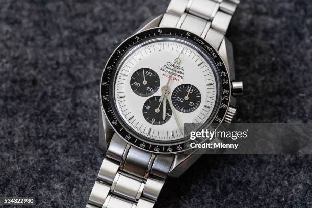 omega speedmaster professionellen apollo xi beobachten sie seltene weiße panda-zifferblatt - mlenny photography stock-fotos und bilder