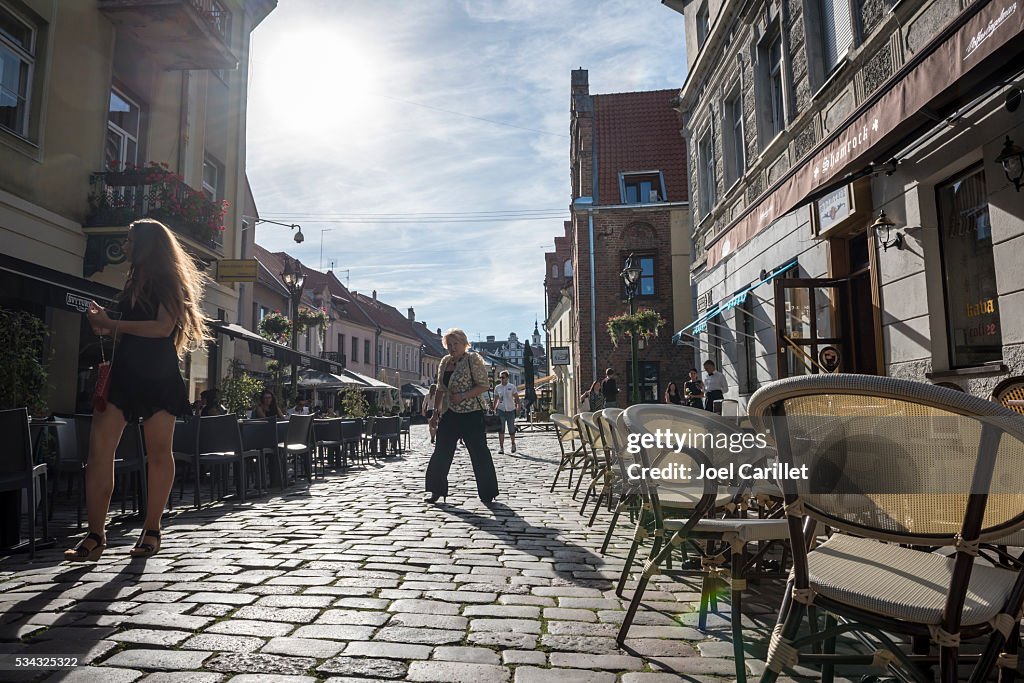 Frauen und Cafés in Kaunas, Litauen