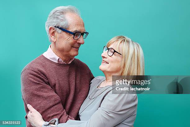 senior couple en amour - couple sourire studio photos et images de collection