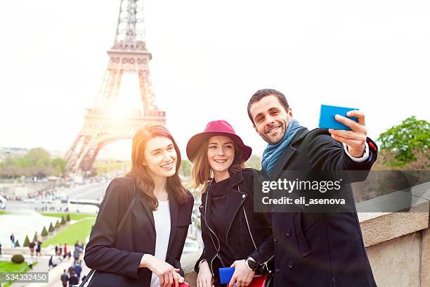 selfie von gruppe von freunden auf den eiffelturm - couple paris tour eiffel trocadero stock-fotos und bilder