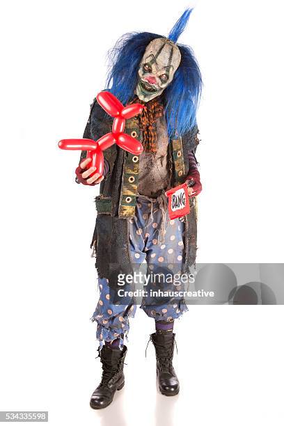 creepy clown holding a ballon animal and pop gun - scary clown 個照片及圖片檔