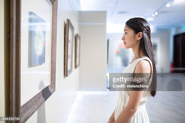 chinese painting exhibition - girl museum stockfoto's en -beelden
