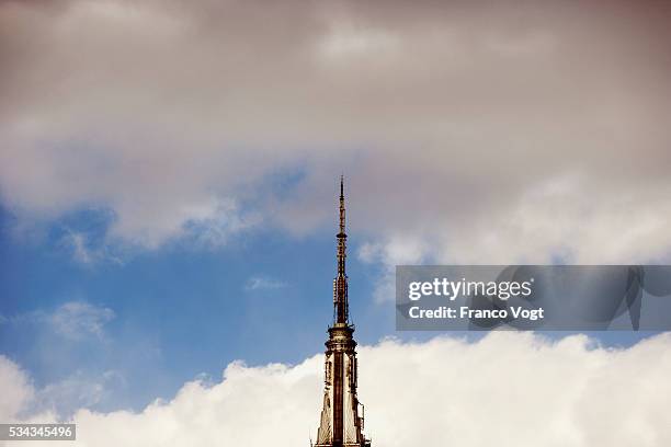 spire of empire state building - aguja chapitel fotografías e imágenes de stock