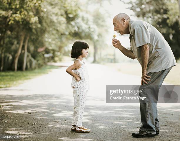 old man and little girl in road - kind fotografías e imágenes de stock