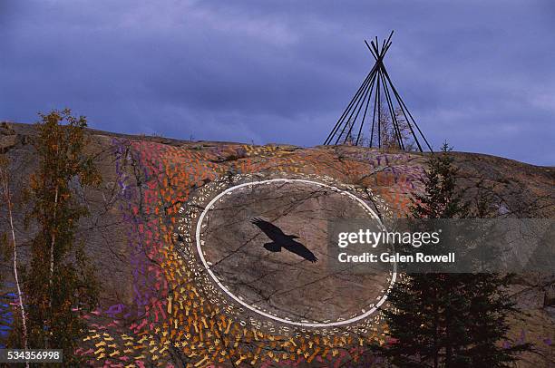 sculpture du nord by sonny macdonald, john sabourin, eli nasogaluak and armand vaillancourt - impronta-de-animal fotografías e imágenes de stock