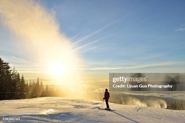 lady skier enjoy sunrise on grouse mountain - grouse mountain - fotografias e filmes do acervo