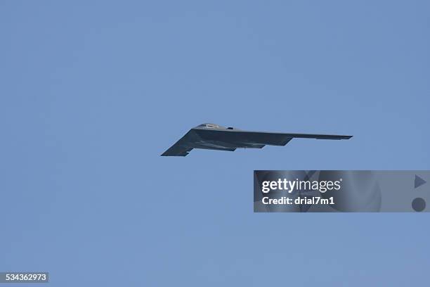 b - 2 tarnkappenbomber im flug - list stock-fotos und bilder