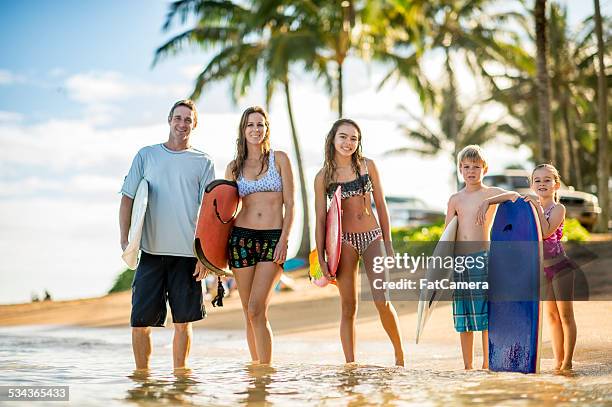 family of surfers in tropical climate - fat guy on beach 個照片及圖片檔