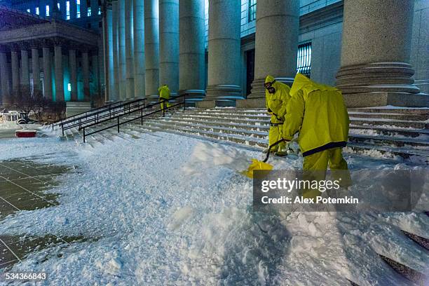 neve pulizia a manhattan in neve molto forte - ruspa foto e immagini stock