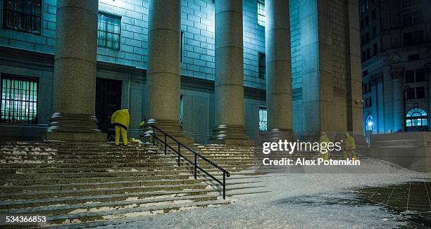 neve pulizia a manhattan in neve molto forte - ruspa foto e immagini stock