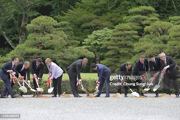 Eikei Suzuki, governor of Mie Prefecture, European Council President Donald Tusk, Italian Prime Minister Matteo Renzi, German Chancellor Angela...