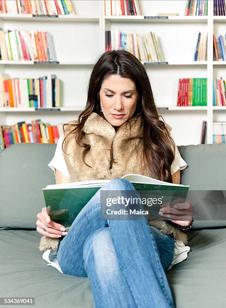 woman reading to the library - public library stock pictures, royalty-free photos & images
